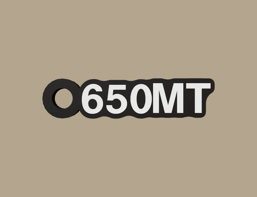 Llavero CFMOTO 650MT, base negra y texto blanco, vista frontal del modelo 3D