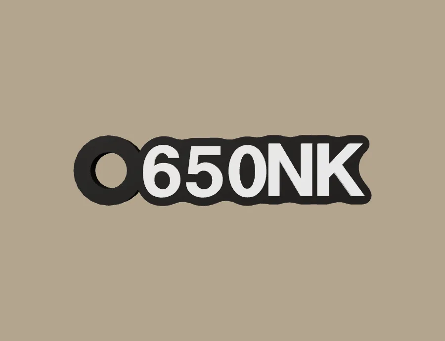 Llavero CFMOTO 650NK, base negra y texto blanco, vista frontal del modelo 3D