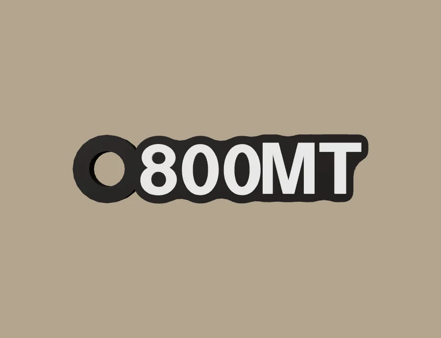 Llavero CFMOTO 800MT, base negra y texto blanco, vista frontal del modelo 3D