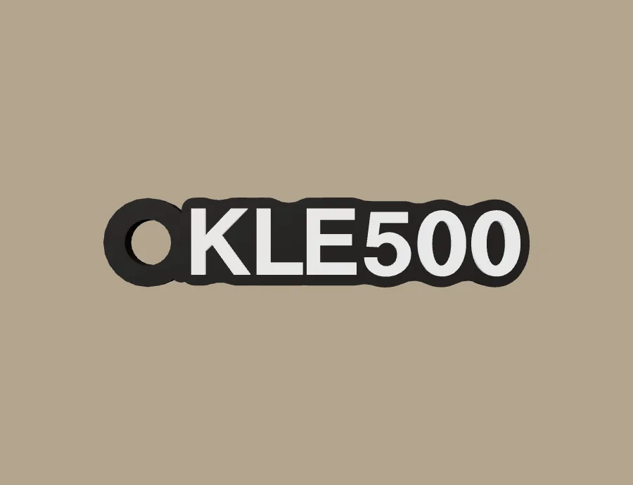 Llavero Kawasaki KLE500, base negra y texto blanco, vista frontal del modelo 3D