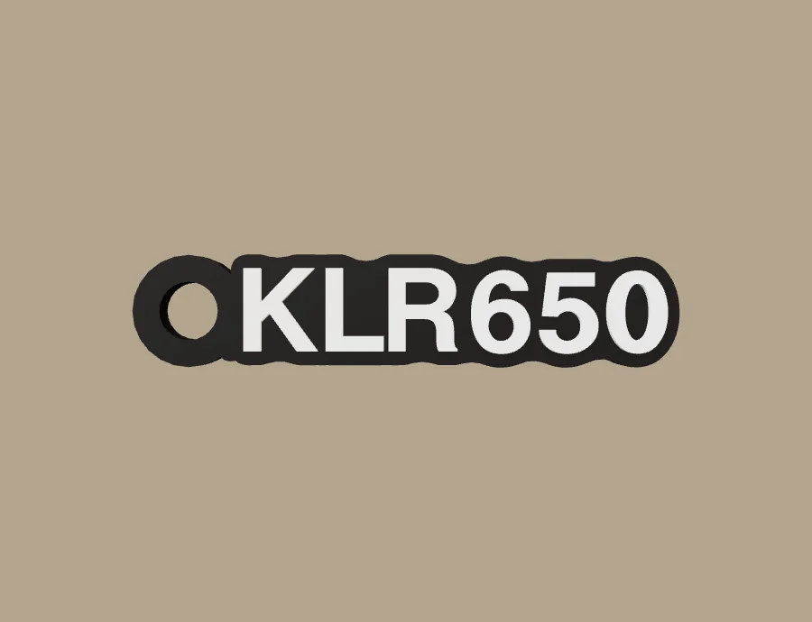 Llavero Kawasaki KLR650, base negra y texto blanco, vista frontal del modelo 3D