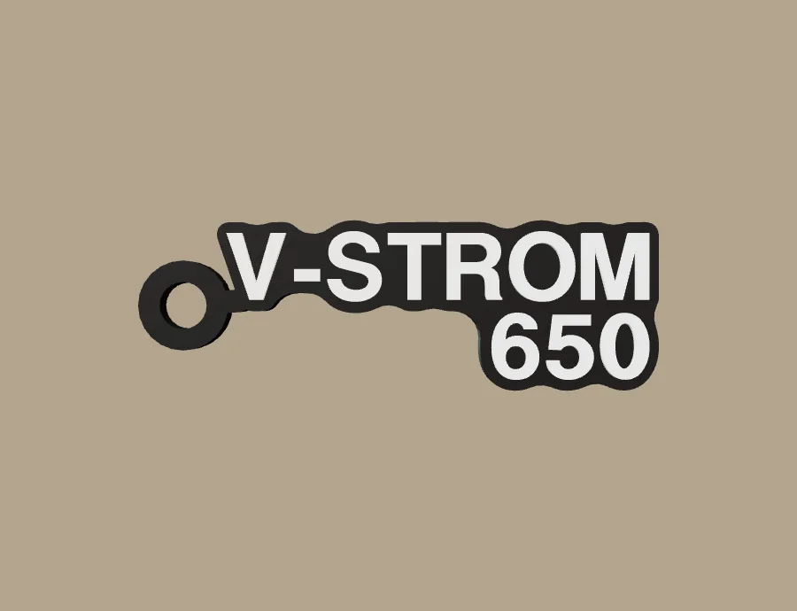 Llavero Suzuki V-STROM 650, base negra y texto blanco, vista frontal del modelo 3D