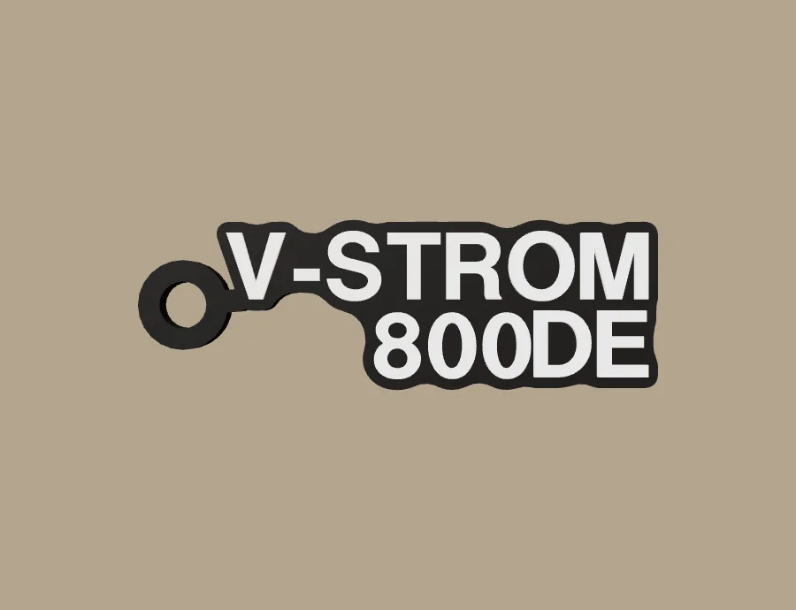Llavero Suzuki V-STROM 800DE, base negra y texto blanco, vista frontal del modelo 3D