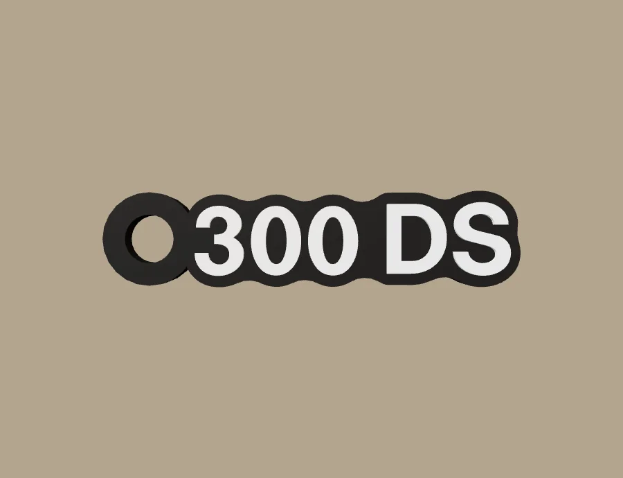 Llavero VOGE 300 DS, base negra y texto blanco, vista frontal del modelo 3D